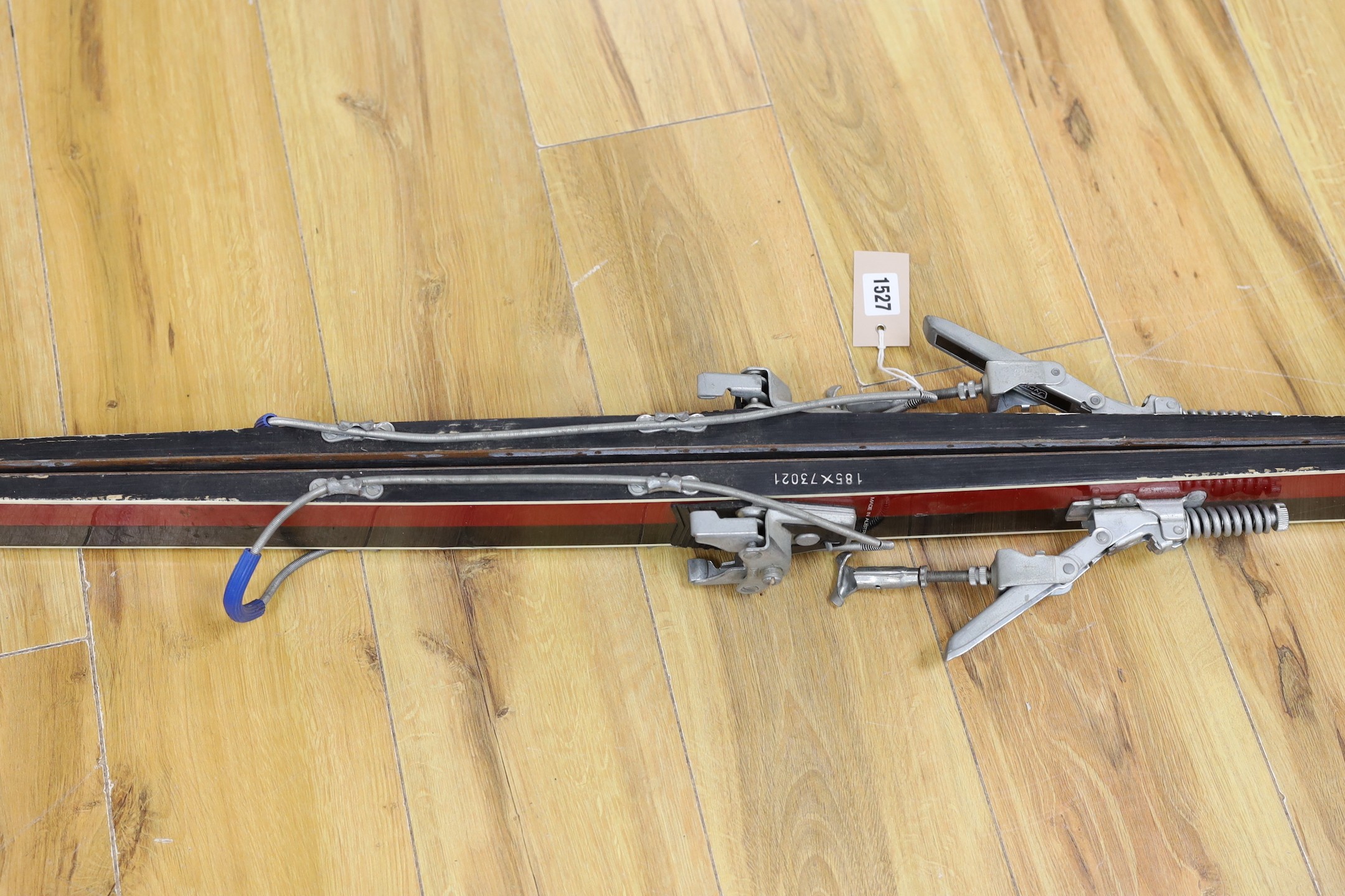 A pair of Kastle snow skis